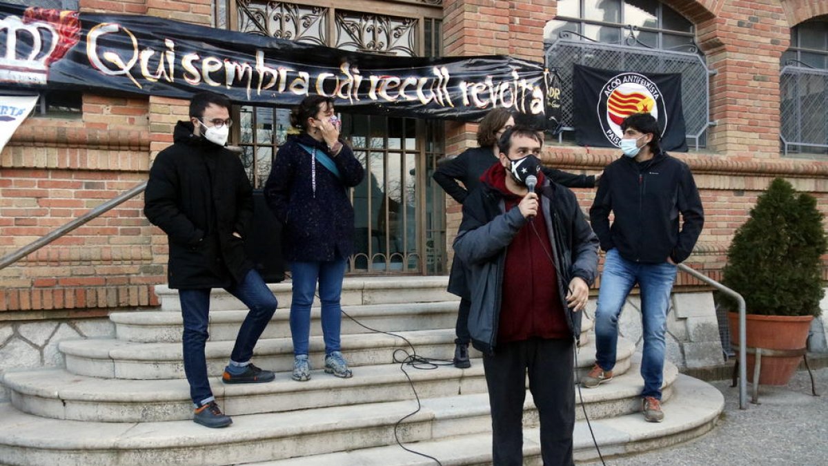 La concentració de suport a l'alcalde de Celrà i diputat electe de la CUP, Dani Cornellà.