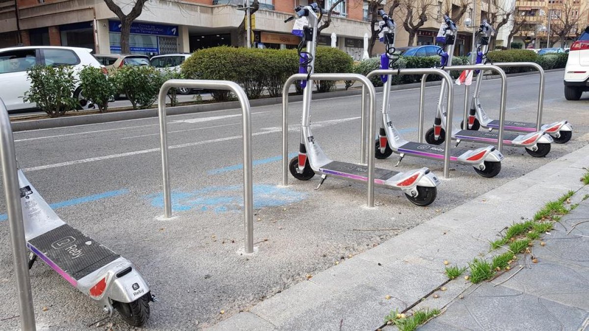 En total s'han instal.lat unes 50 estacions d'aparcament de bicis i patinets, que ofereixen 1.000 places arreu de la ciutat.