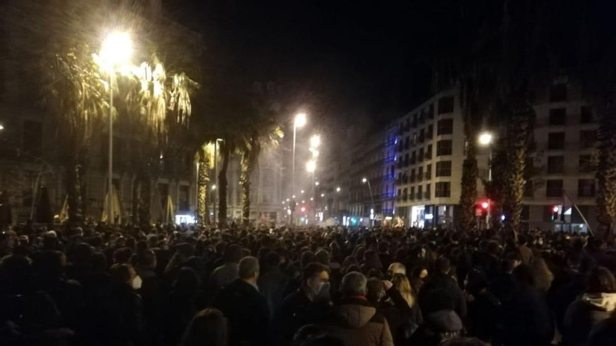 Una de las columnas de personas marchando por las calles de Barcelona.