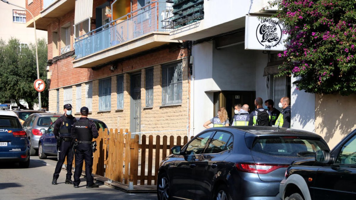 La policia espanyola desplegada en una cafeteria del Vendrell en el marc d'un operatiu contra el tràfic de drogues.