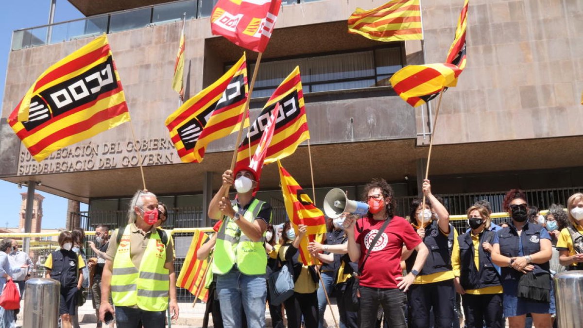 Pla sencer de treballadors de Correus durant la concentració davant la subdelegació del govern espanyol.