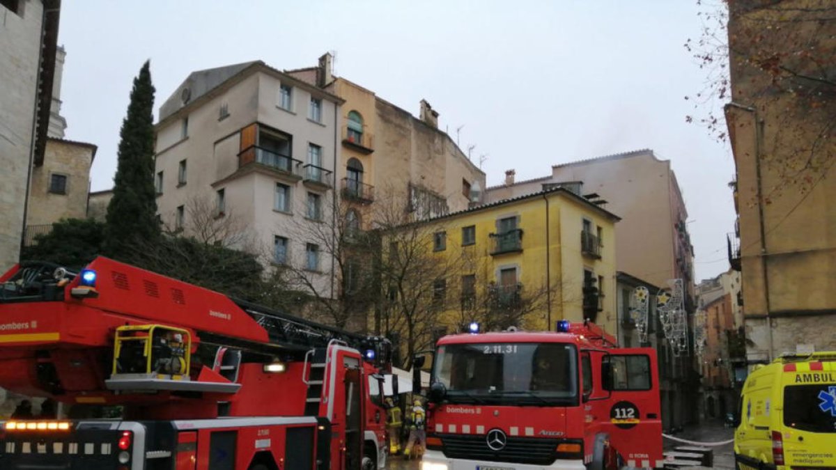 L'incendi amb els Bombers actuant al restaurant de Girona.