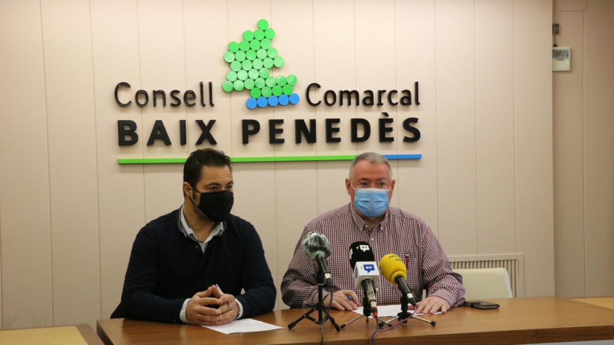 El consejero comarcal de Promoción Económica, Miguel Ángel Perín, y presidente del Consell Comarcal del Baix Penedès, Joan Sans.