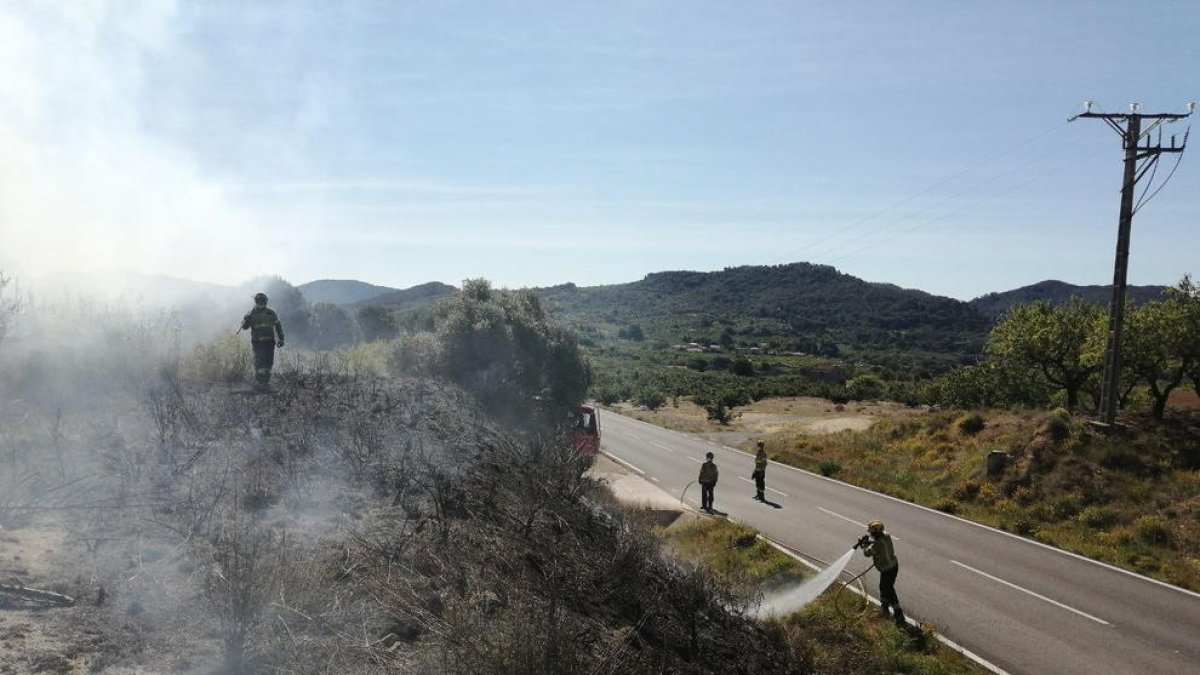 Els Bombers treballen en l'incendi.