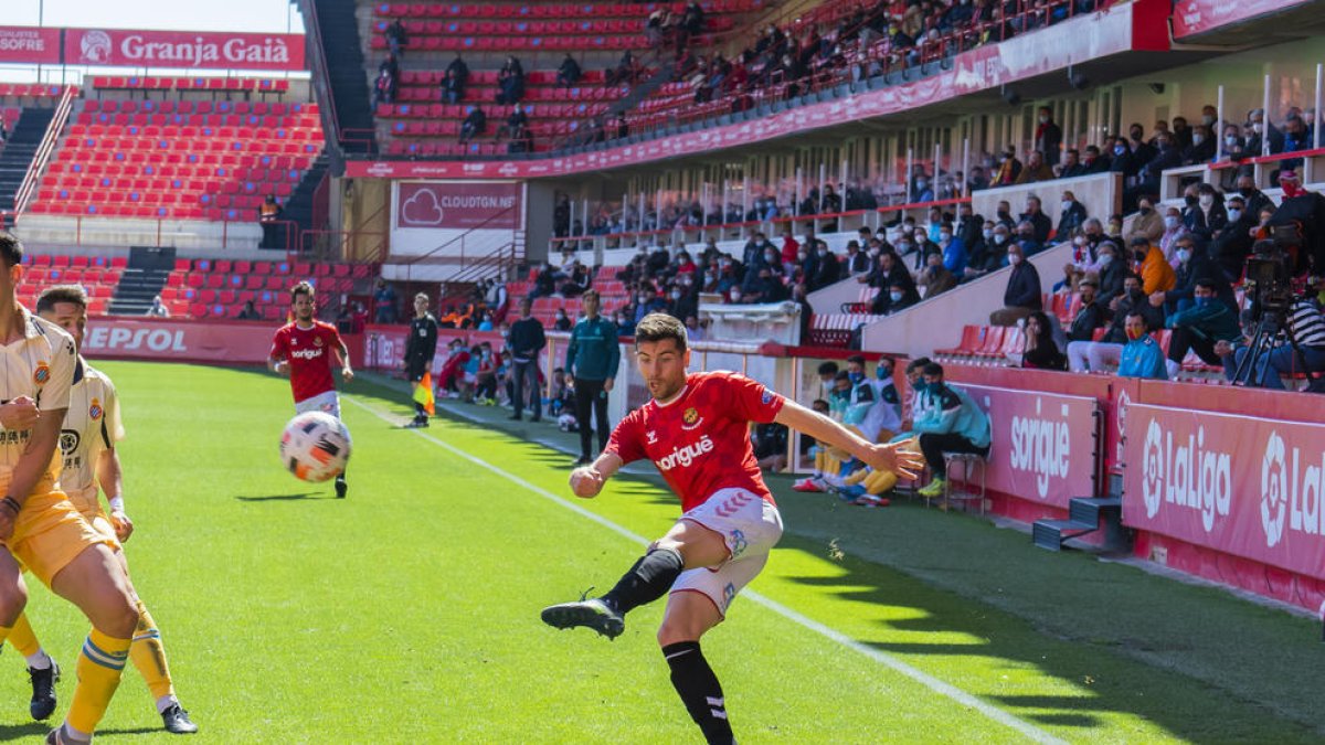 Javi Bonilla realiza un centro con pierna izquierda con el público del Nou Estadi de fondo, en el día en el cual volvía al campo.