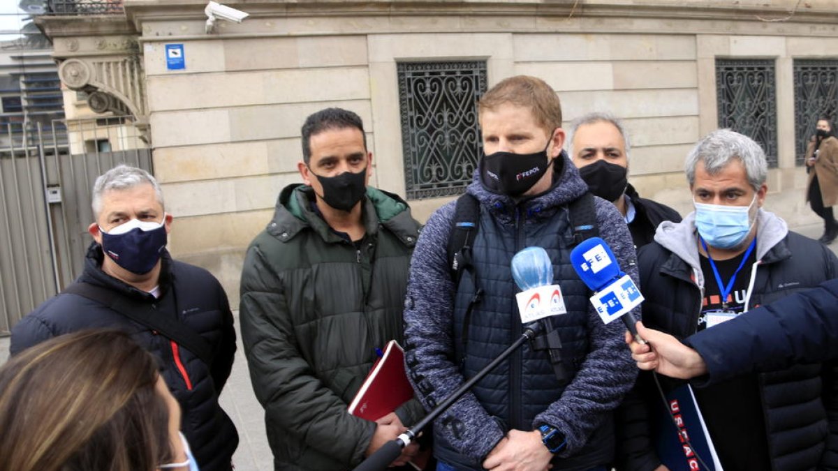 Pere Garcia, portaveu de SAP-FEPOL, i altres representants sindicals dels Mossos d'Esquadra atenent els mitjans de comunicació a la sortida de la reunió amb el conseller Miquel Sàmper al Departament d'Interior.