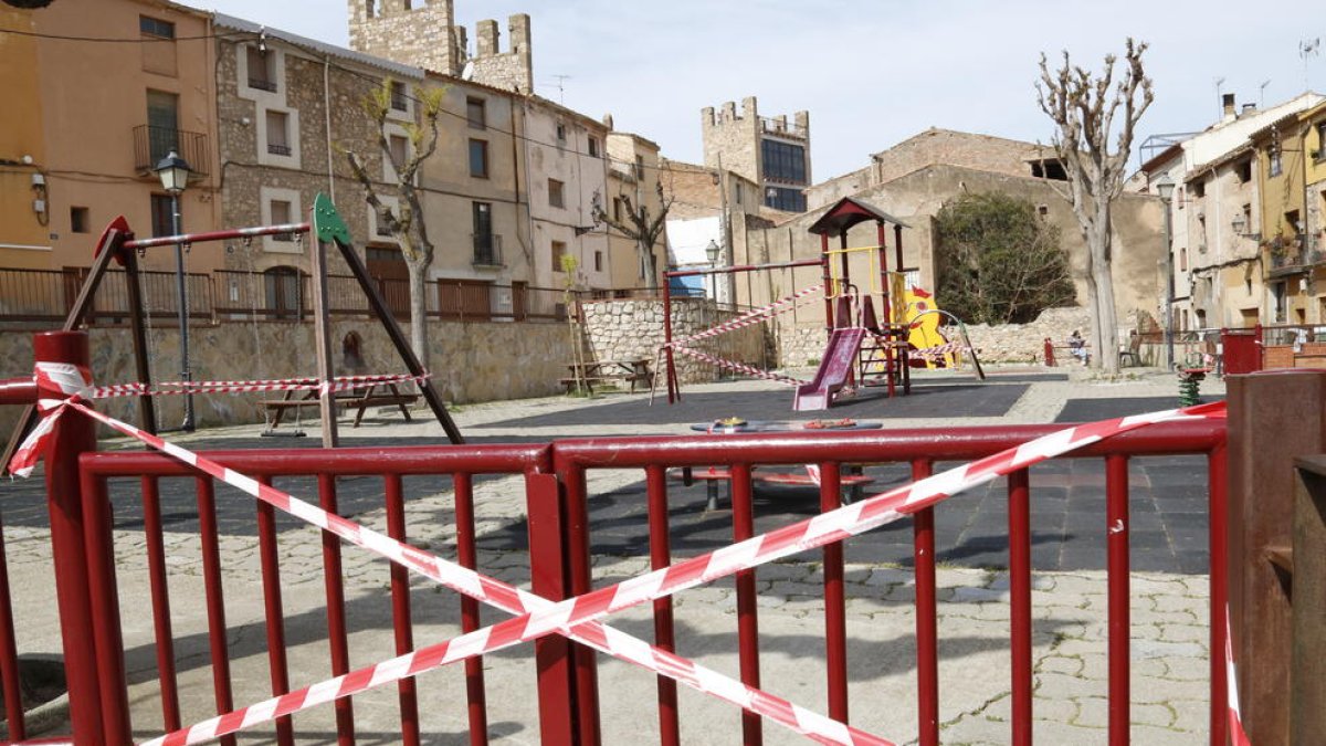 Un parque infantil precintado en Montblanc por los alarmantes indicadores de coronavirus.