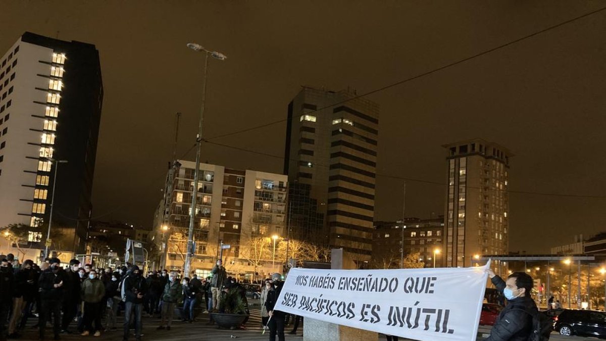 La concentració contra l'empresonament de Pablo Hasel i a favor de la llibertat d'expressió, davant l'estació de Sants de Barcelona.