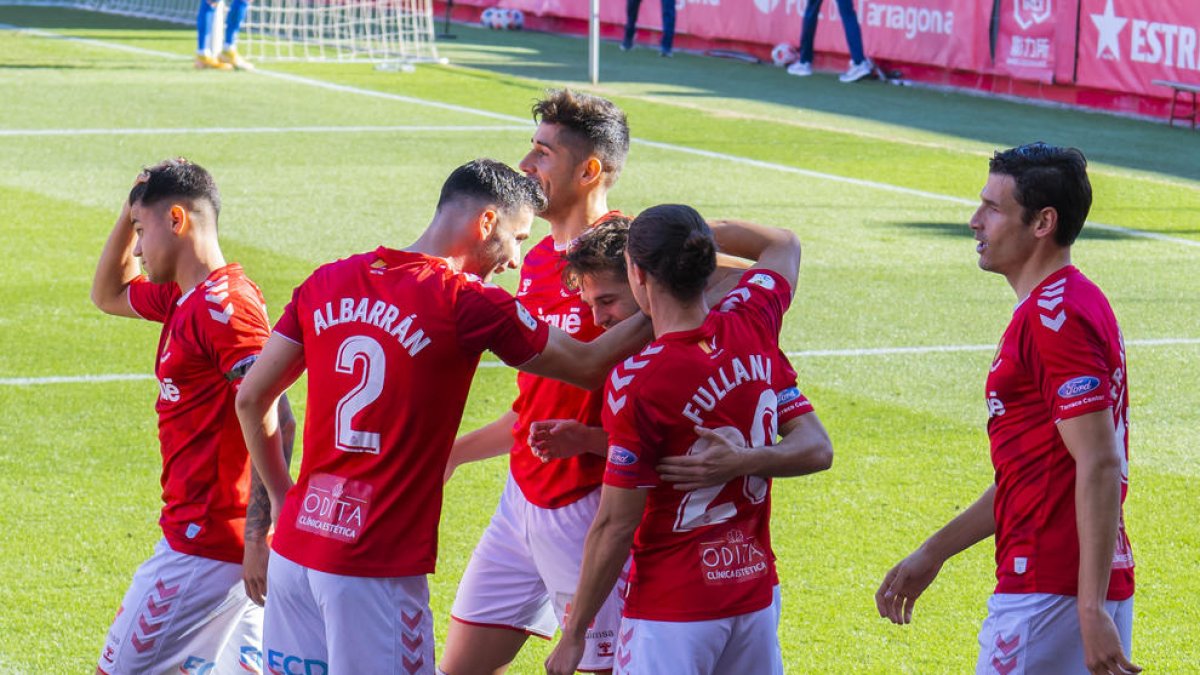 Jugadores del Nàstic celebran un gol anotado por Fran Carbia esta temporada.