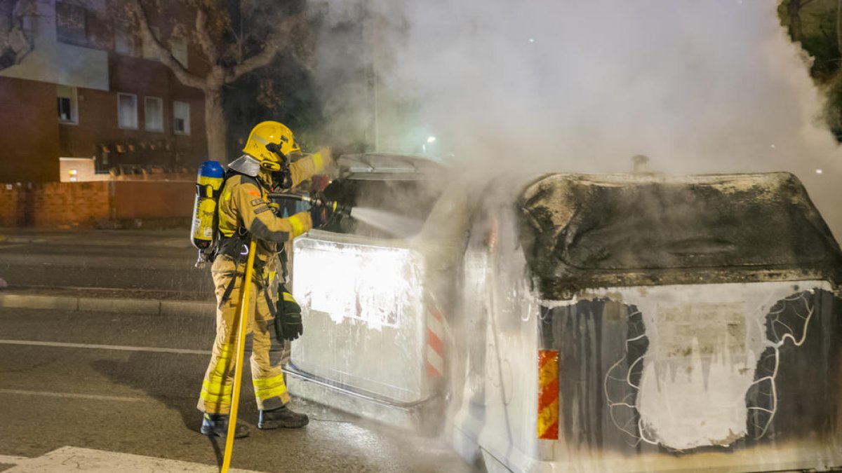 Imatge d'arxiu dels contenidors cremats a l'Avinguda Catalunya el passat dijous 18 de febrer.