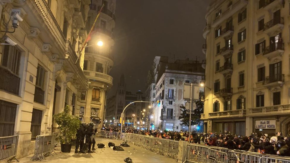 Algunas de las bolsas que han tirado los manifestantes.