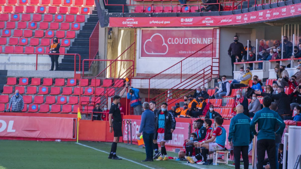 L'àrbitre mostra la cartolina vermella a Brugui a les acaballes del Nàstic-Espanyol B.