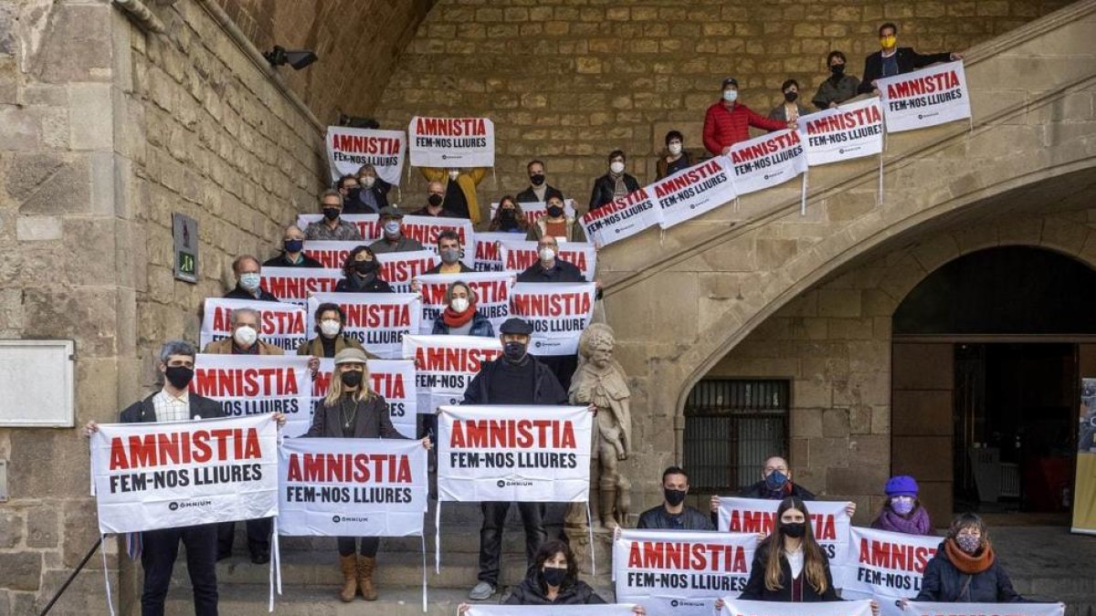 Escritores editores y libreros que han firmado en una foto en las escaleras de la Biblioteca Nacional de Cataluña.