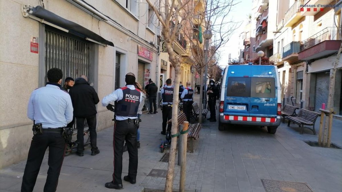 La actuación de los Mossos d'Esquadra y la Guardia Urbana de l'Hospitalet de Llobregat en un bar del municipio.