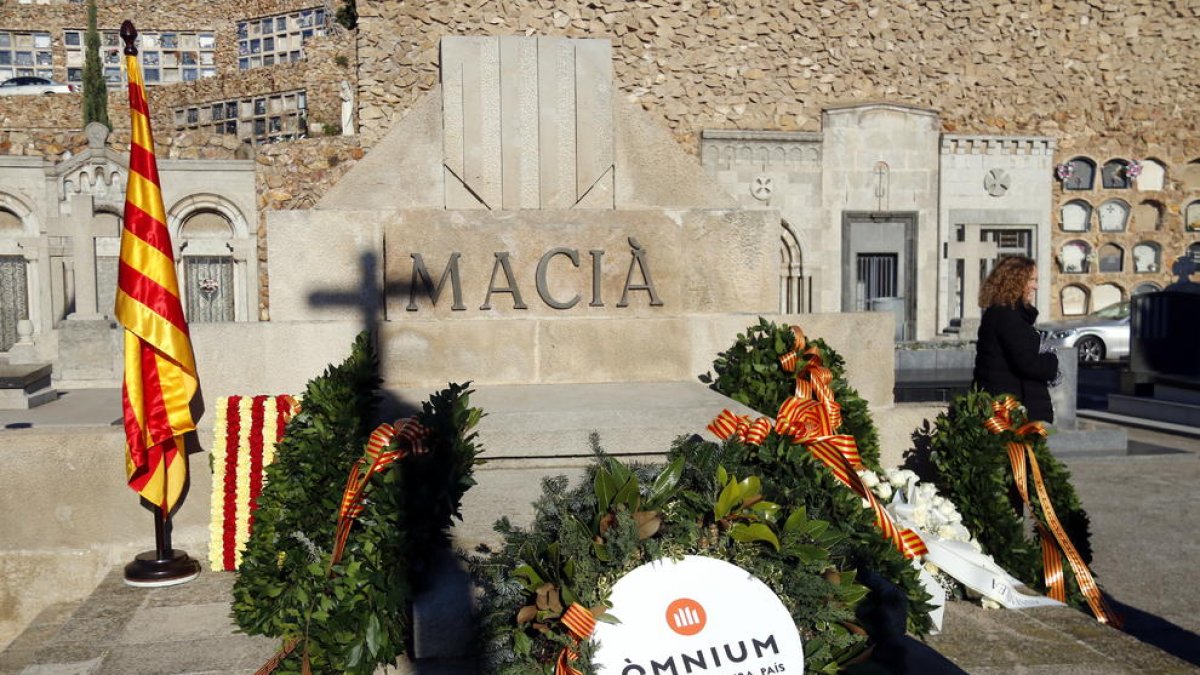 La tumba de Francesc Macià después de la ofrenda floral que han hecho el Gobierno de la Generalitat, partidos políticos y entidades.