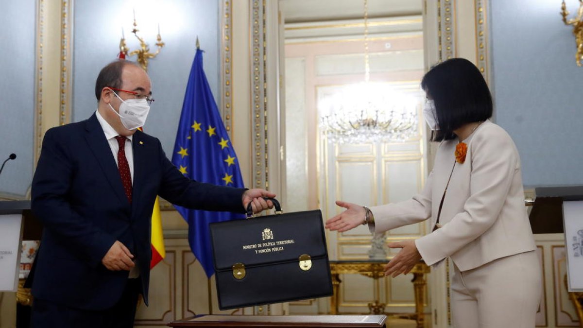 Miquel Iceta, recibiendo la cartera de su predecesora Carolina Darias.