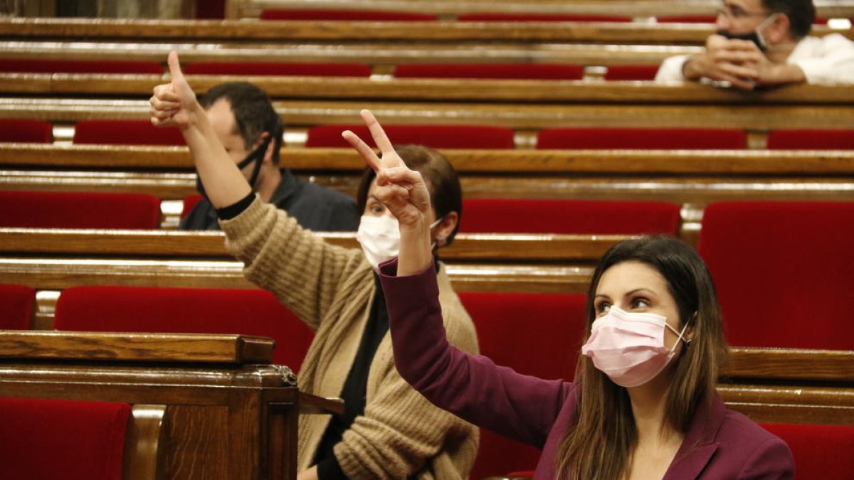 Imatge d'arxiu d'una votació al Parlament de Catalynya, amb Lorena Roldán (Cs) i Anna Caula (ERC).