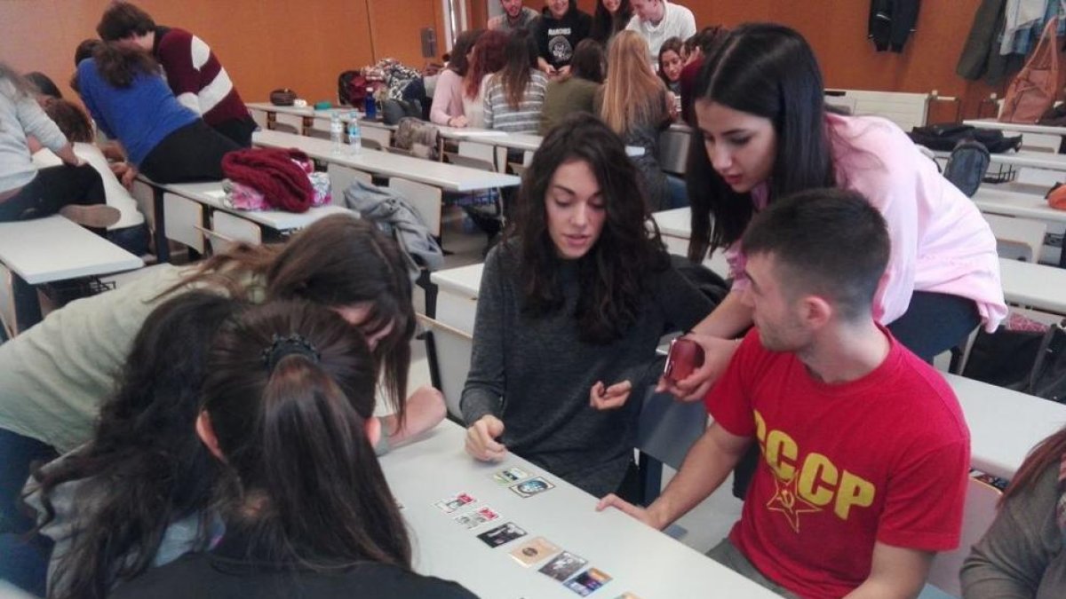 Alumnes d'Història de la Comunicació de la URV jugant amb el seu propi Timeline dissenyat per ells sobre el temari de l'assignatura.