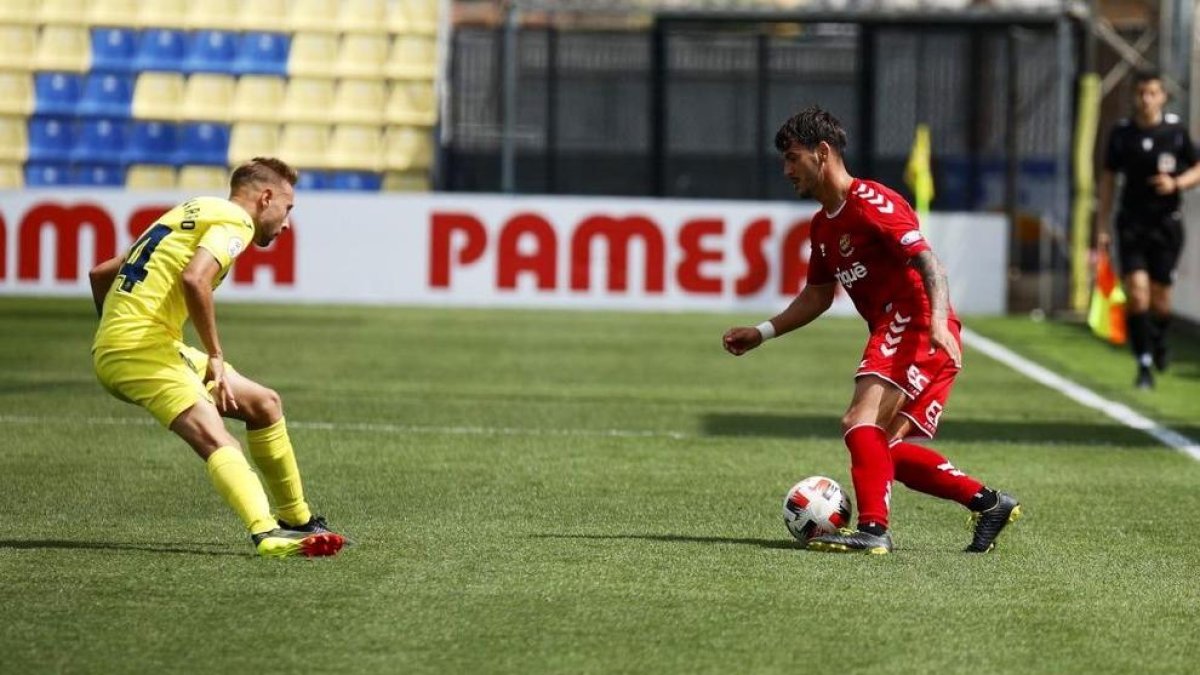 Un jugador del Nàstic intentando superar el defensor del Villarreal B.