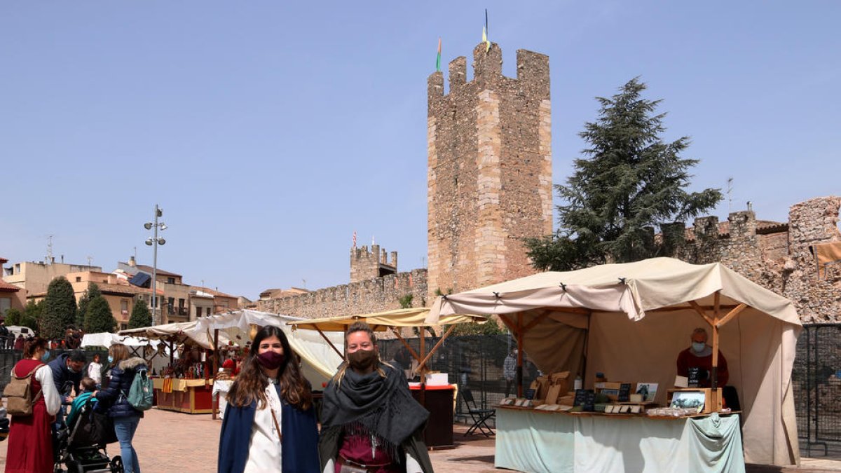 Persones passejant pel mercat medieval a la plaça de Sant Francesc de Montblanc durant la 34a edició de la Setmana Medieval de Montblanc.