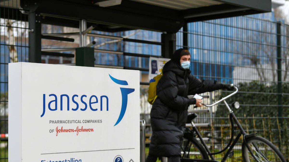 Una mujer en su bicicleta en la filial de Johnson&Johnson, Janssen, en Leiden.