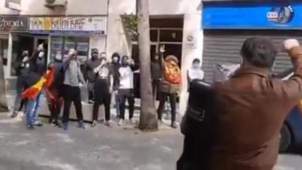 Captura del vídeo donde se ve al grupo fascista.