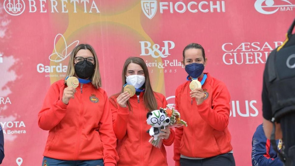 Al centre de la imatge, la tiradora del Morell, Mar Molné, celebrant la medalla d'or.