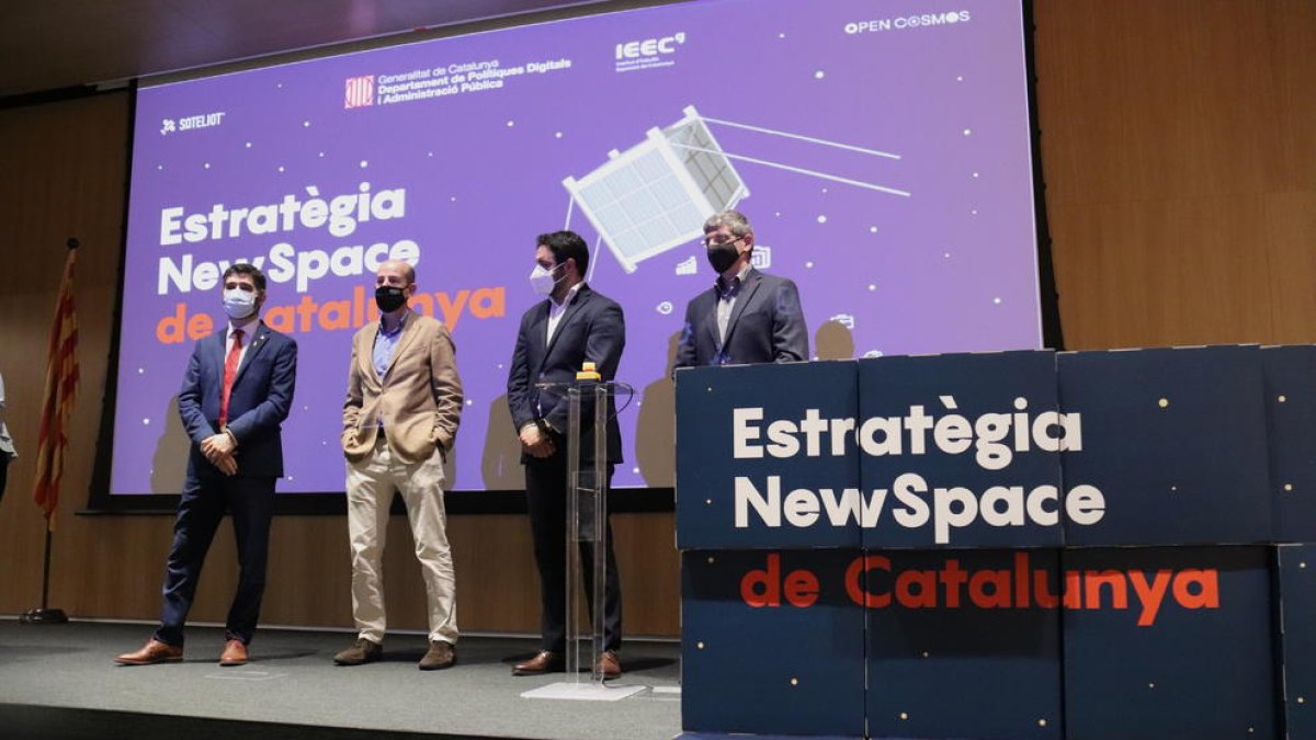 Pla obert de l'acte de signatura dels contractes per llançar els primers nanosatèl·lits del Govern amb el conseller de Polítiques Digitals, Jordi Puigneró