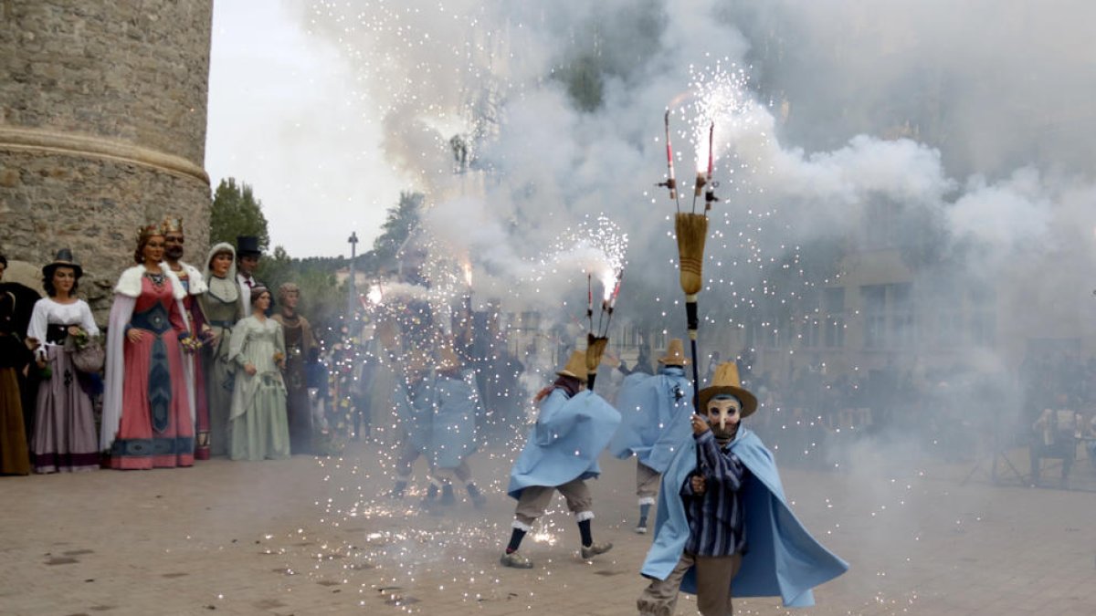 Les bruixes de Sallent durant l'homenatge a Jordi Fàbregas.