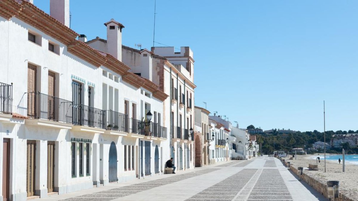 Imagen de las Tiendas de MAr, delante de la playa.