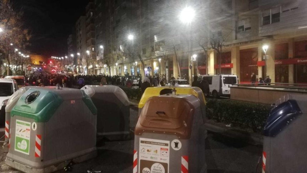 Contenedores en medio de la Avenida Catalunya durante una protesta proHasel.