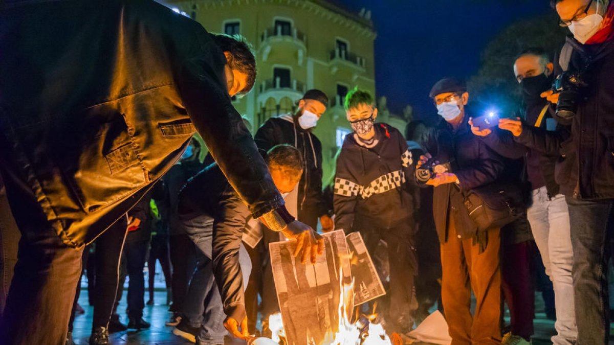 El acto en la ciudad de Tarragona ha consistido en la crema de fotografías de los Borbones en la Rambla.