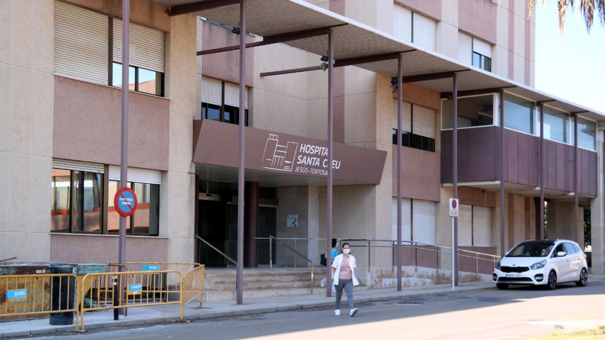 Pla general de l'entrada principal de l'Hospital Santa Creu de Jesús.