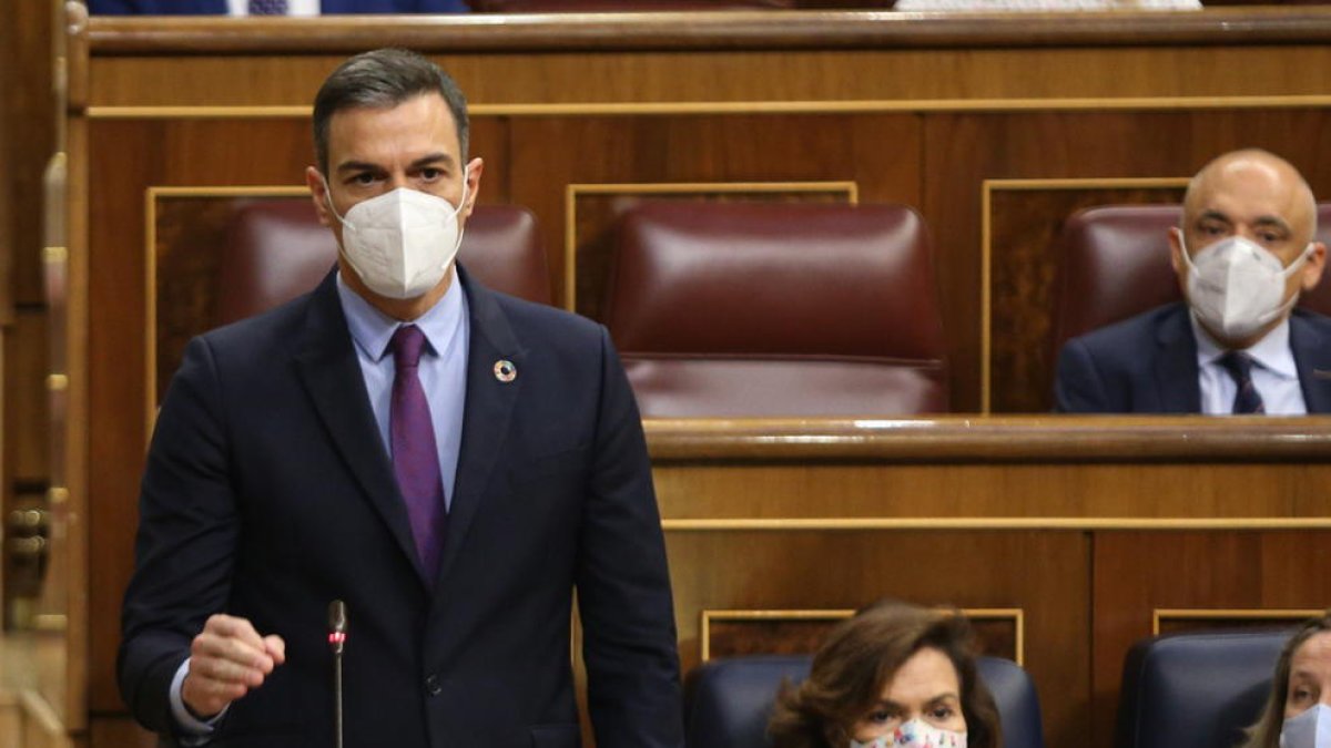 Plano medio del presidente del gobierno español, Pedro Sánchez, en la sesión de control en el Congreso.