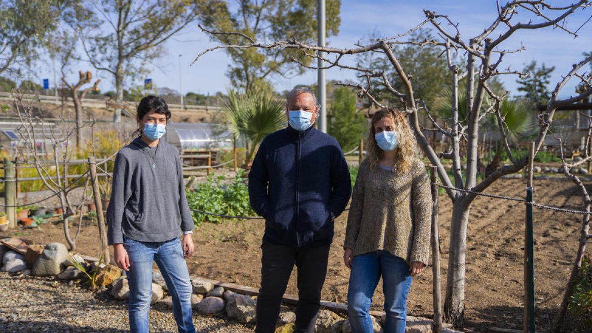 Ángel Juárez con las responsables de educación ambiental Patricia Salas y Judith Salat.