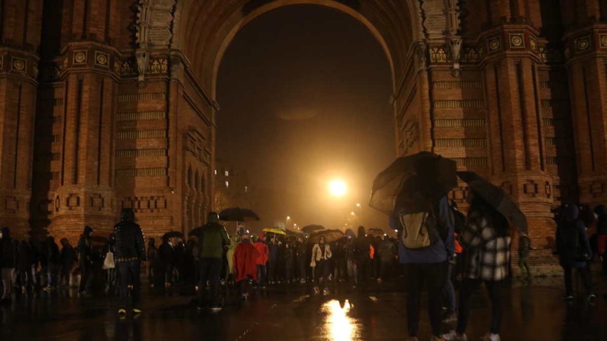 Concentrats a l'Arc de Triomf de Barcelona per protestar per l'empresonament del cantant de rap lleidatà Pablo Hasel.