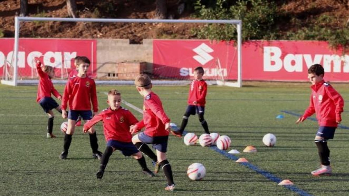 Imagen de archivo de un equipo del plantel entrenando.