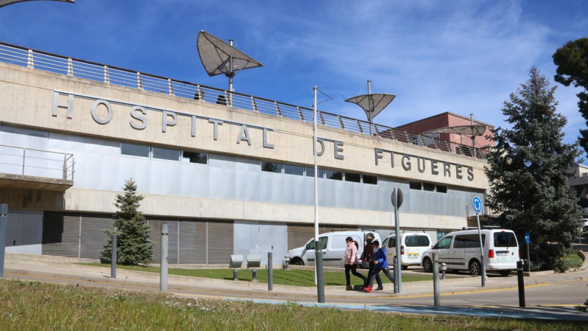 Pla general de la façana de l'hospital de Figueres.