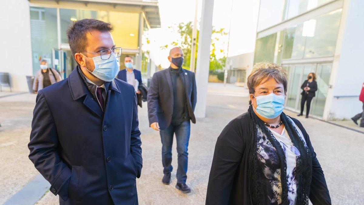 Pere Aragonès visitó la Facultad de Química de la mano de la rectora de la Universitat Rovira i Virgili, Maria José Figueras.