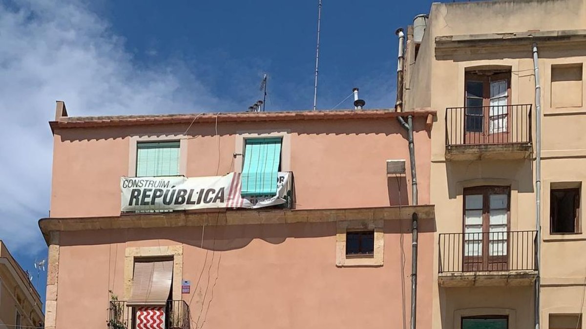 Alerten d'un petit despreniment d'un edifici de la plaça del Fòrum de Tarragona