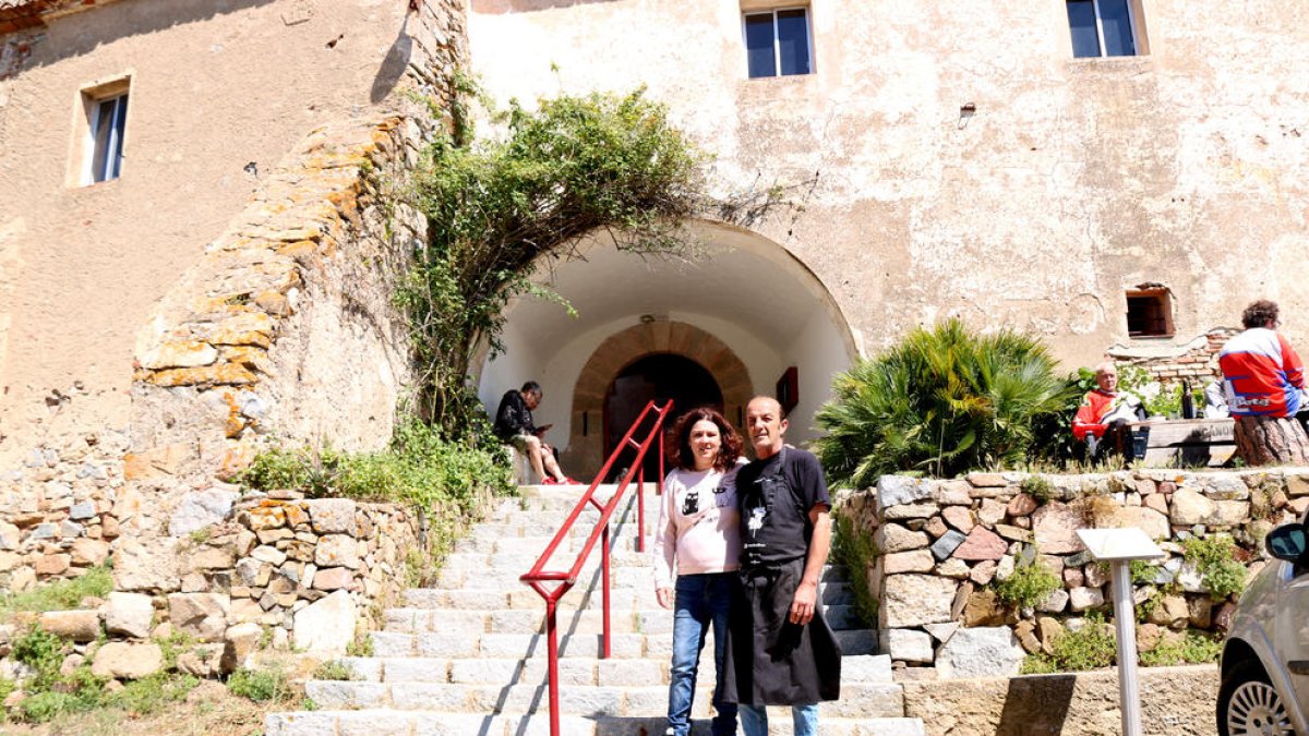 Pere Ferré i la Mònica Arbós, els nous ermitans de l'ermita de la Mare de Déu de Puigcerver, a la porta d'entrada del santuari.