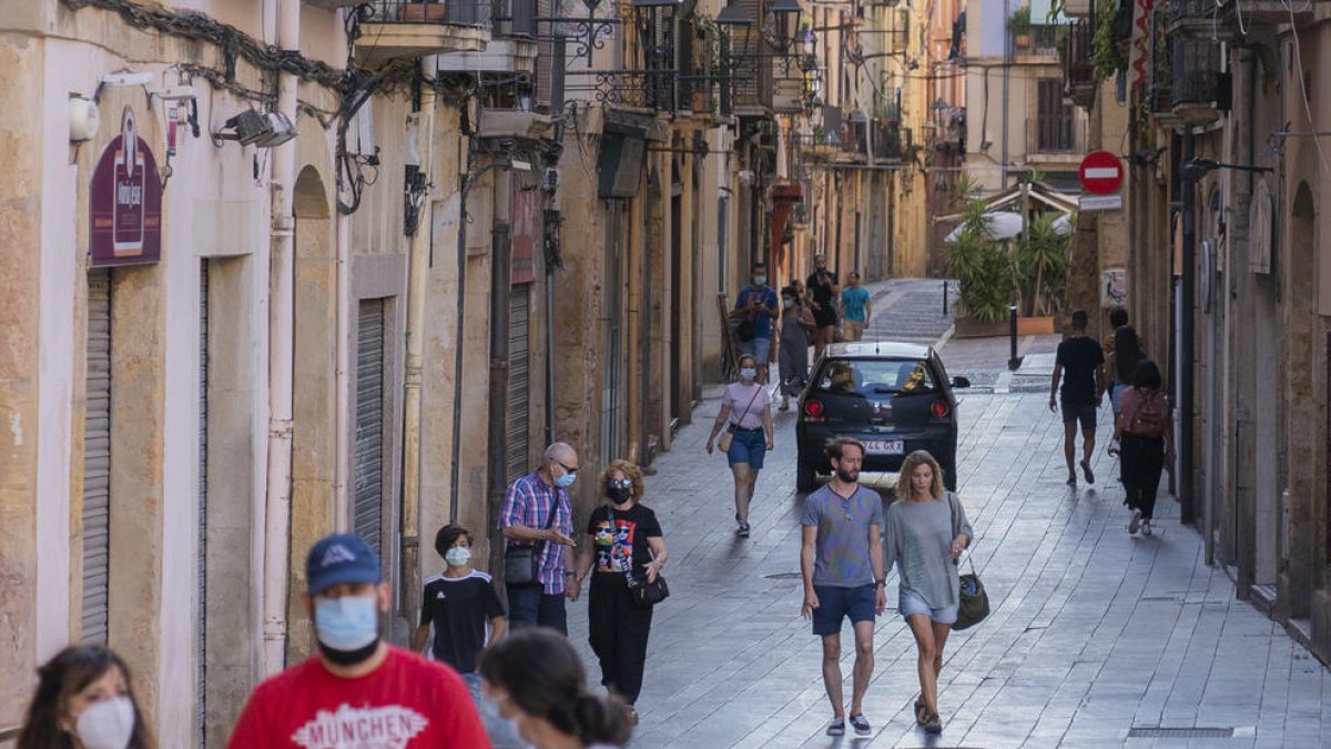 Un vehículo pasa por una calle de la Part Alta de Tarragona.