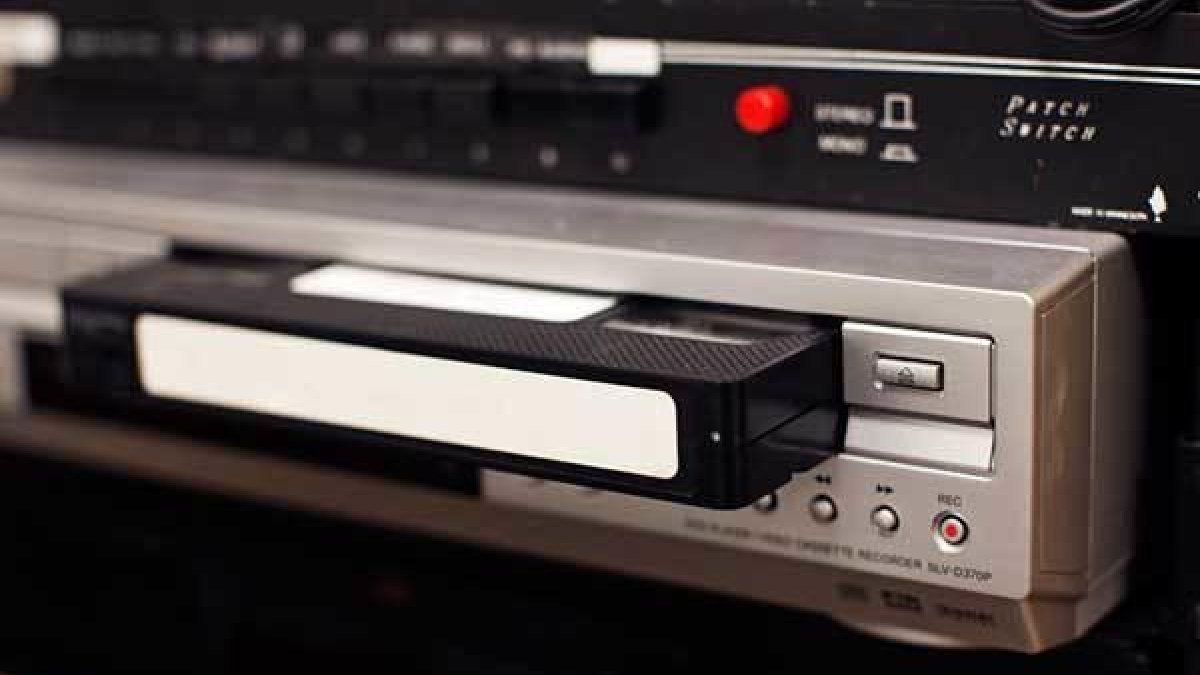 Imatge d'un reproductor amb una cinta VHS.