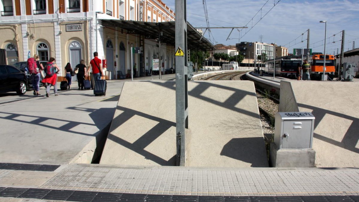 Imatge de l'estció de tren de Tortosa.