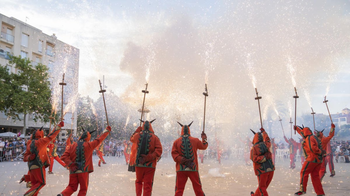 El Baile de Diablos abrió la tanda de lucimiento del Séquito Tradicional al parque de la Riera.