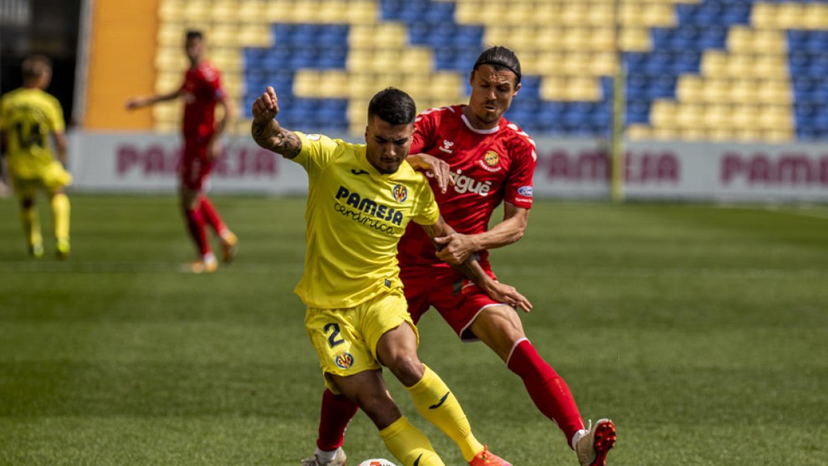 Francesc Fullana lucha una pelota contra un rival durante el partido disputado este domingo en Villarreal.