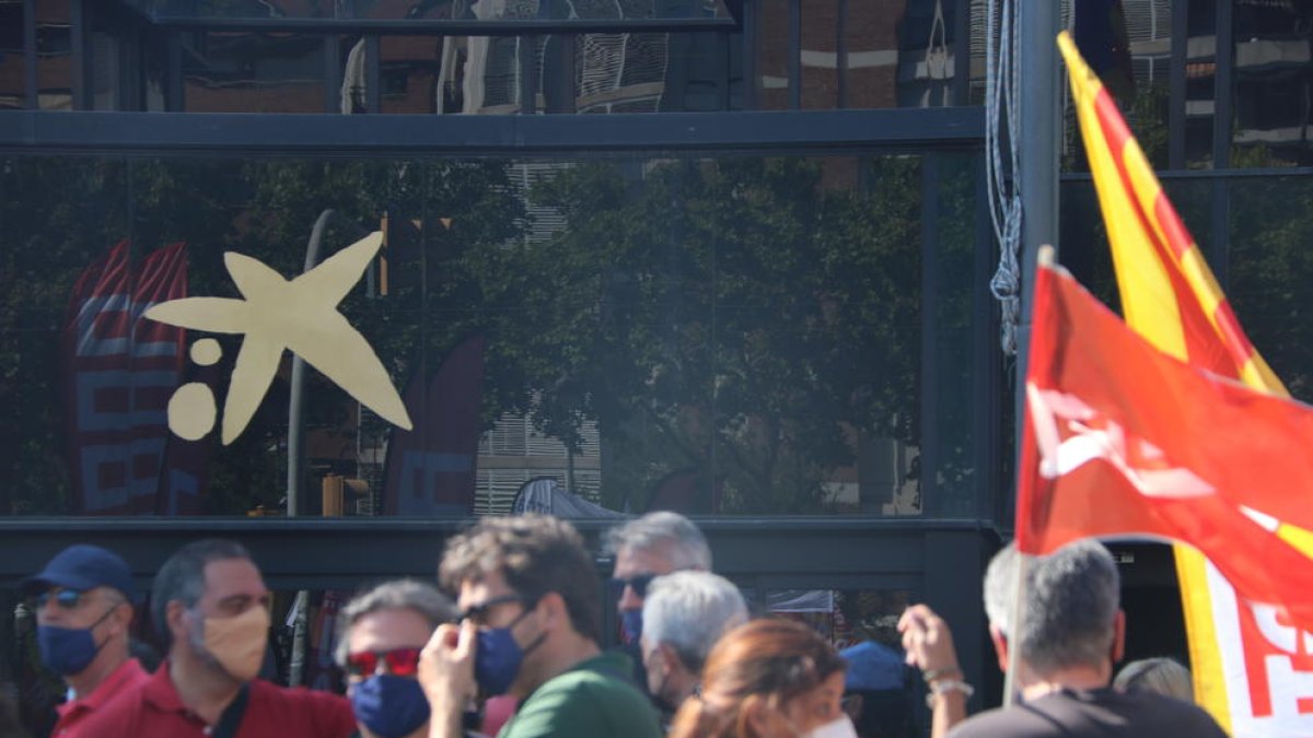 El logotip de CaixaBank a l'entrada de la seu de l'entitat a Barcelona, durant una manifestació contra l'ERO.