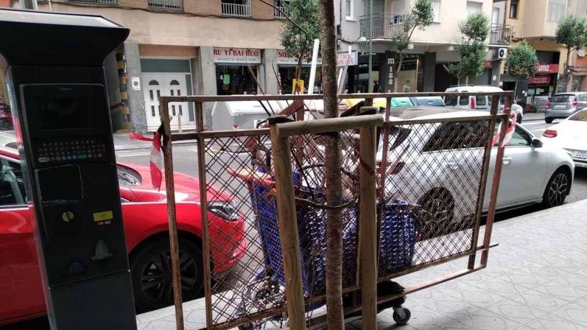 Carros de la compra llenos de chatarra ocupan a menudo parte de la acera de la calle Pere Martell e, incluso, el nuevo carril bici.