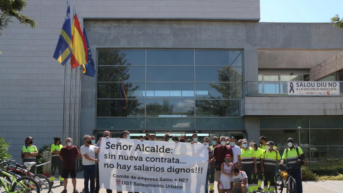 imagen de los treballadros concentrados delante del edificio del Ayuntamiento.