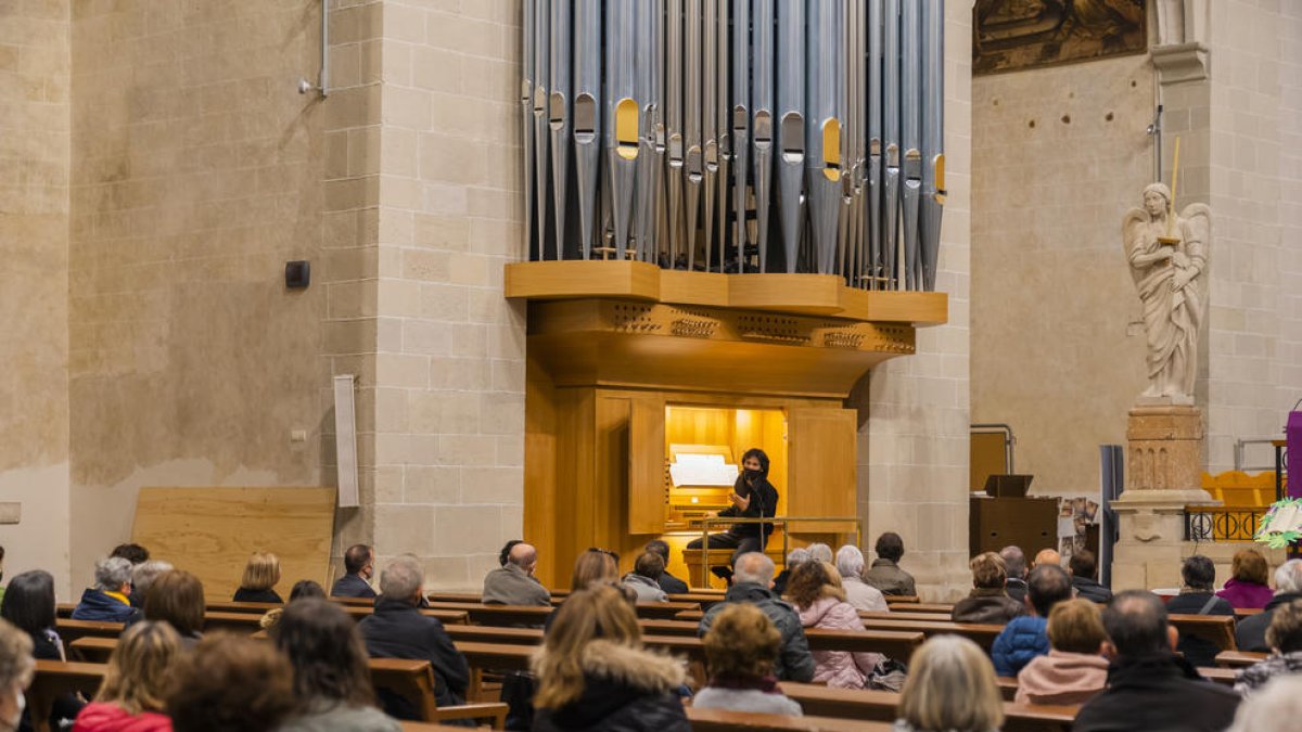 El músic Josep Mateu tocant l'orgue per primera vegada